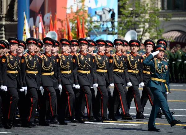 Воспитанники Московской военной школы им. Суворова во время парада на Красной площади в честь Дня Победы . — стоковое фото