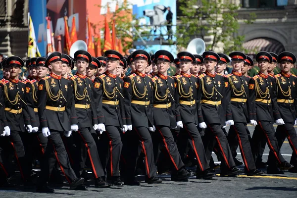 Leerlingen van de Moskou militaire Suvorov school tijdens de parade op het Rode plein ter ere van de dag van de overwinning. — Stockfoto