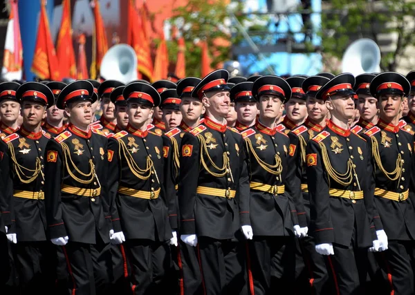 Žáků školy moskevské vojenské Suvorov během přehlídky na Rudém náměstí na počest vítězství dne. — Stock fotografie