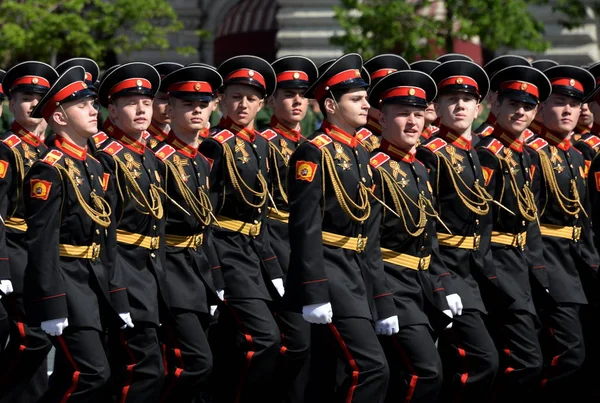 Öğrenciler okulun Moskova askeri Suvorov kırmızı kare onuruna Zafer Bayramı geçit töreni sırasında. — Stok fotoğraf