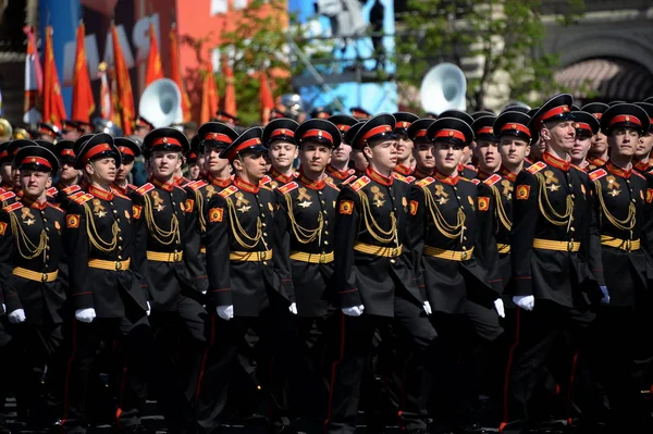 莫斯科军事苏沃洛夫学校的学生在游行期间在红色正方形荣誉胜利天. — 图库照片