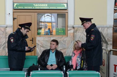  Polis Moskova tren istasyonunda yolcuların belgeleri kontrol edin..