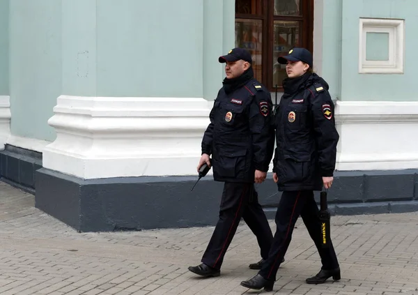 Uma patrulha policial na estação ferroviária de Riga, em Moscou . — Fotografia de Stock