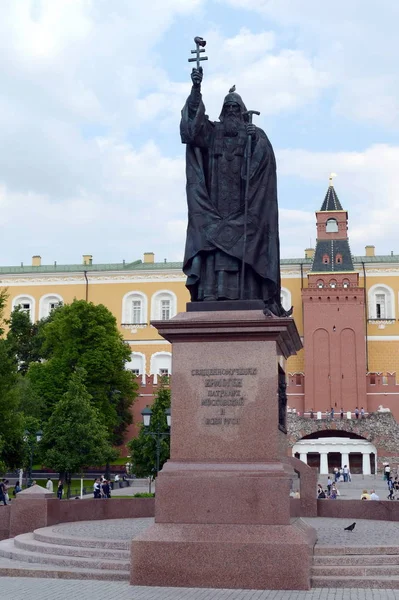 Monumento al Santo Mártir Ermogen, Patriarca de Moscú en el jardín Alejandro de Moscú . — Foto de Stock