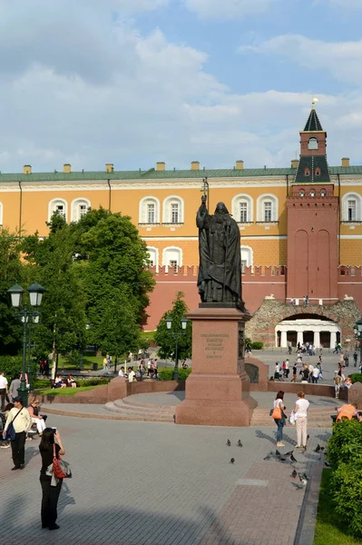 Monumento al Santo Mártir Ermogen, Patriarca de Moscú en el jardín Alejandro de Moscú . — Foto de Stock