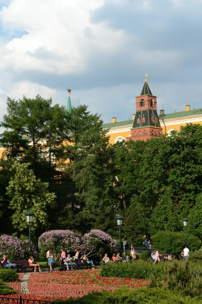 Alexander Garden en el centro de Moscú en la primavera . —  Fotos de Stock