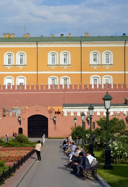 Люди отдыхают в Александровском саду в Москве — стоковое фото