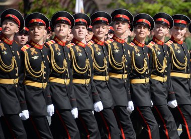  Kızıl Meydan üzerinde geçit töreni zafer günü onuruna Tver askeri Suvorov okulda öğrenciler.