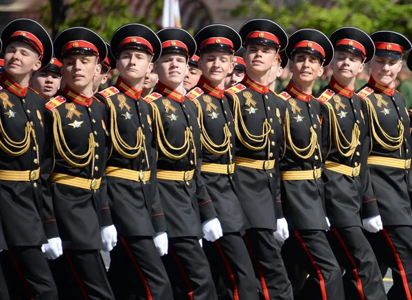 Leerlingen van de School Tver militaire Soevorov tijdens de parade op het Rode plein ter ere van de dag van de overwinning. — Stockfoto