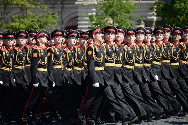 Tver 军事苏沃洛夫学校的学生在红色正方形的游行期间为荣誉胜利天. — 图库照片