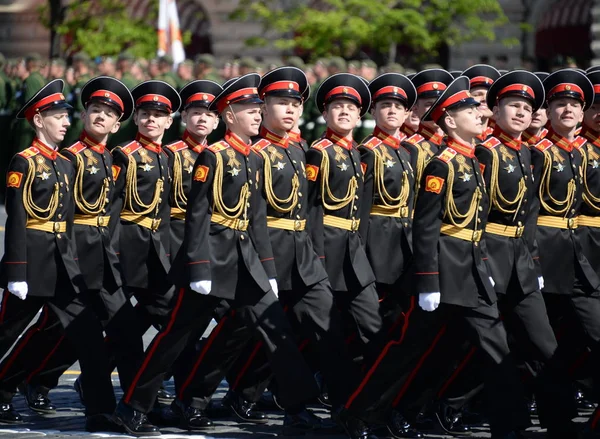 Alunos da Escola Militar Tver Suvorov durante o desfile na Praça Vermelha em honra do Dia da Vitória . — Fotografia de Stock