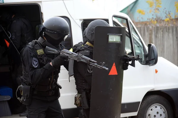 Soldiers of the police detachment of special purpose "Thunder" conduct training to neutralize terrorists — Stok fotoğraf