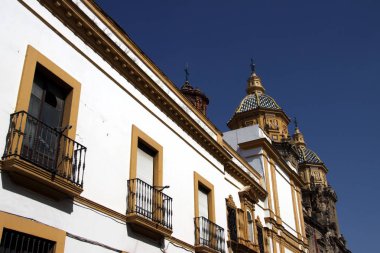 Seville, İspanya - 22 Temmuz 2011: Sevilla 'nın eski kısmının mimarisinin bir parçası