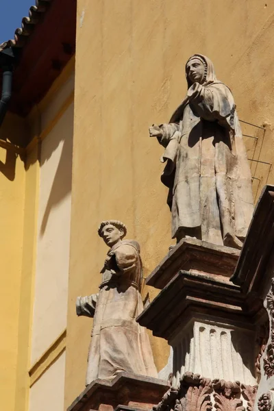 Esculturas en el templo de Sevilla — Foto de Stock