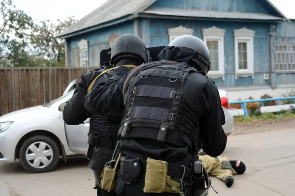 Soldiers of the police detachment of special purpose "Thunder" conduct training to neutralize terrorists — Stockfoto