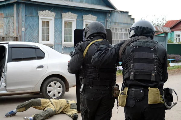 Soldaten der Spezialeinheit "Donner" der Polizei führen ein Training durch, um Terroristen zu neutralisieren — Stockfoto