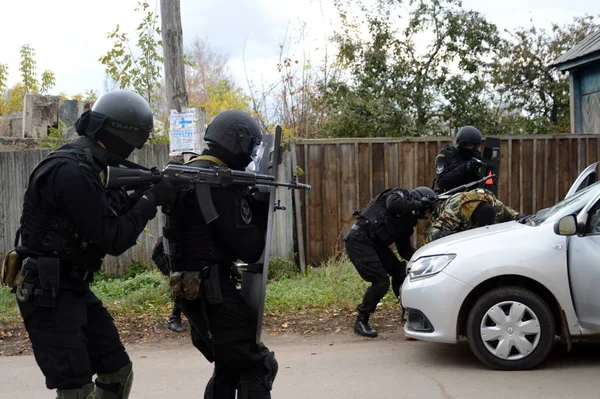 Soldados del destacamento policial de propósito especial "Trueno" realizan entrenamiento para neutralizar terroristas — Foto de Stock