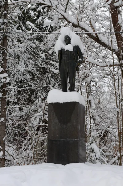 Snötäckt staty av Vladimir Lenin i Moskvas förort Abramtsevo — Stockfoto