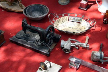 Sevilla, İspanya - 21 Temmuz 2011: Sevilla 'daki bit pazarında eski şeyler