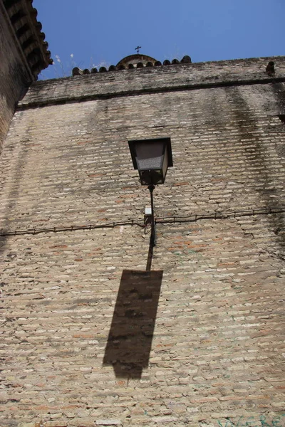 Lanterna velha no templo em Sevilha — Fotografia de Stock