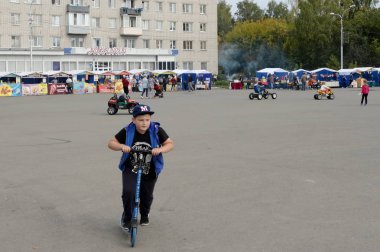  Barnaul 'un güneyindeki köyün meydanında.