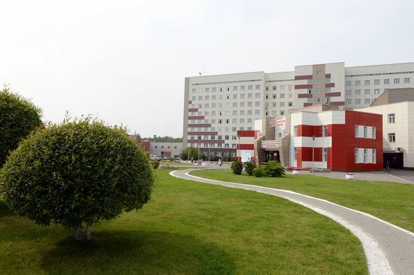 Altai regional clinical hospital in the mountainous part of Barnaul — Stock Photo, Image