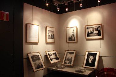 Seville, İspanya - 26 Temmuz 2011: Sevilla 'daki alışveriş merkezinde fotoğraf sergisi