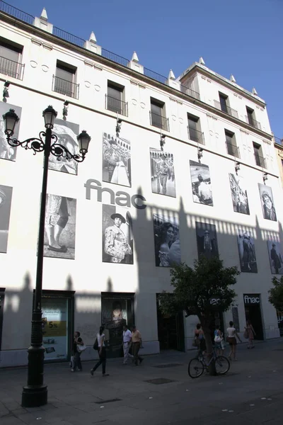 Exposição de fotos na parede do edifício na praça em Sevilha — Fotografia de Stock