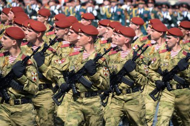 Ulusal Muhafız Birliklerinin Dzerzhinsky birliğinin askerleri Zafer Günü onuruna Kızıl Meydan 'daki geçit töreninin kostümlü provasında.