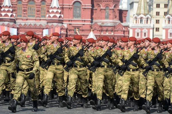 A nemzeti gárda Dzerzsinszkij hadosztályának katonái a vörös téren tartott felvonulás főpróbáján, a győzelem napja tiszteletére. — Stock Fotó