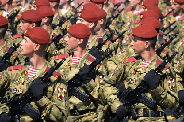 Soldados de la división Dzerzhinsky de las tropas de la guardia nacional en el ensayo general del desfile en la plaza roja en honor del Día de la Victoria —  Fotos de Stock