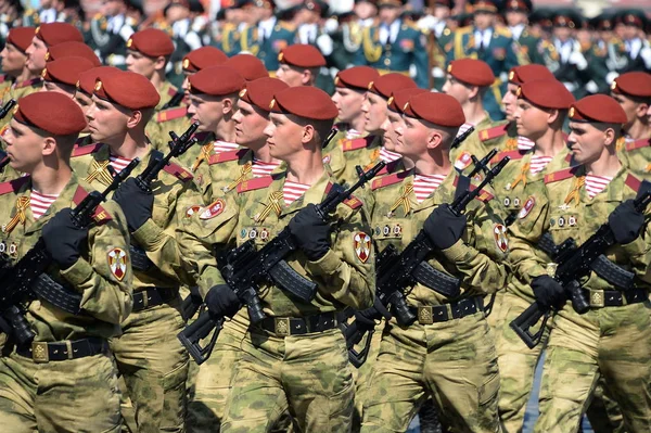 Żołnierz Дзержинского dywizja narodowy gwardia wojsko na próba generalna parada na czerwienny plac dla uczczenia dzień zwycięstwo — Zdjęcie stockowe