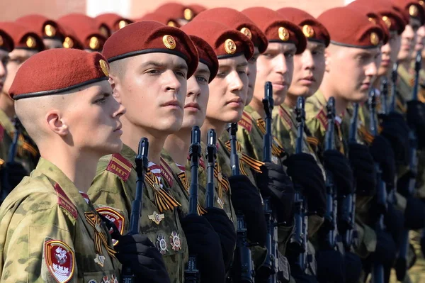 Soldaten van de Dzerzhinsky divisie van de nationale garde troepen bij de generale repetitie van de parade op het rode plein ter ere van Victory Day — Stockfoto