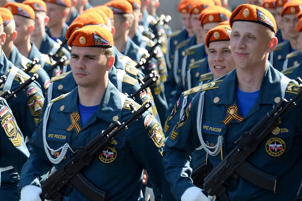 Cadetti dell'Accademia di protezione civile EMERCOM della Russia alla prova generale della sfilata sulla piazza rossa in onore del giorno della vittoria — Foto Stock