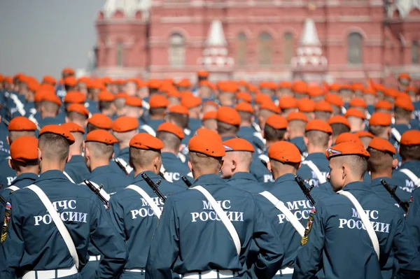 Kadeci Akademii Ochrony Ludności Emercom Rosji na próbie generalnej parady na czerwonym placu na cześć Dnia Zwycięstwa — Zdjęcie stockowe