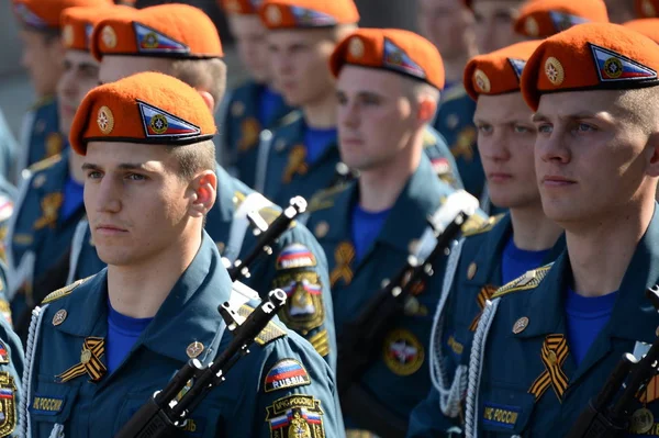 Kadeci Akademii Ochrony Ludności Emercom Rosji na próbie generalnej parady na czerwonym placu na cześć Dnia Zwycięstwa — Zdjęcie stockowe