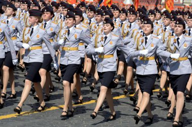  Rusya İçişleri Bakanlığı Moskova Üniversitesi 'nin bayan öğrencileri Zafer Günü onuruna Kızıl Meydan' daki geçit töreninin kostümlü provasında