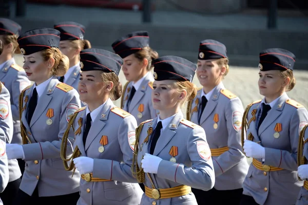 Rusya İçişleri Bakanlığı Moskova Üniversitesi 'nin bayan öğrencileri Zafer Günü onuruna Kızıl Meydan' daki geçit töreninin kostümlü provasında — Stok fotoğraf
