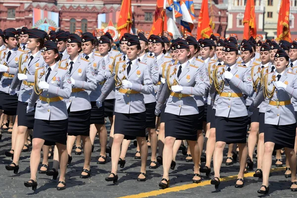 俄罗斯内务部莫斯科大学女学员参加红色广场庆祝胜利日阅兵式的彩排 — 图库照片