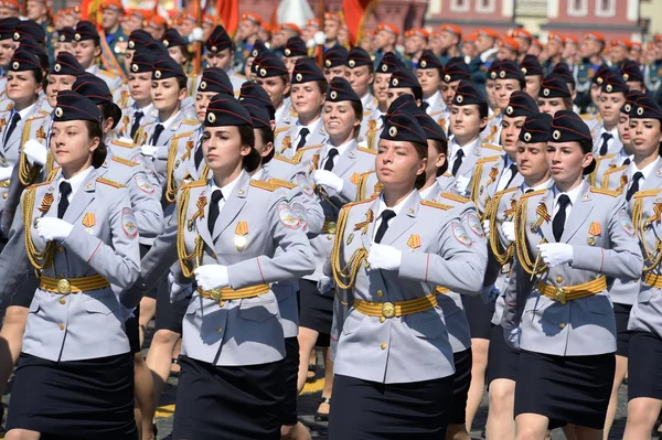 I cadetti femminili dell'Università Di Mosca del Ministero d'Affari Interni di Russia alla prova di vestito della parata su quadrato rosso in onore di Giorno di Vittoria — Foto Stock