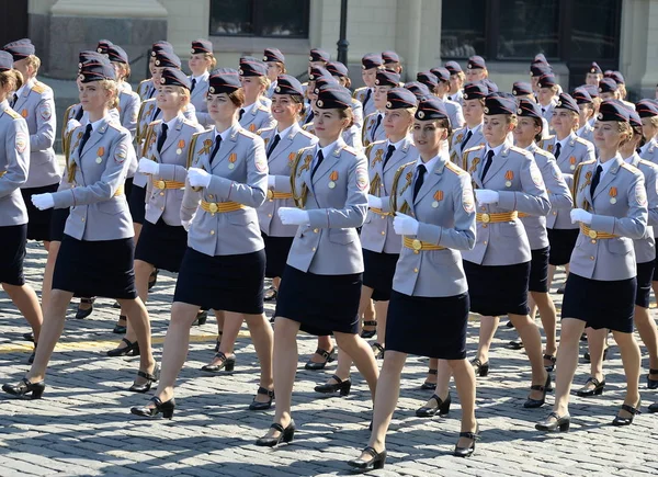 러시아 모스크바 대학교 내무 장관의 여성 간부들이 붉은 광장에서 승리의 날을 기념하는 퍼레이드의 예행연습을 하는 모습 — 스톡 사진