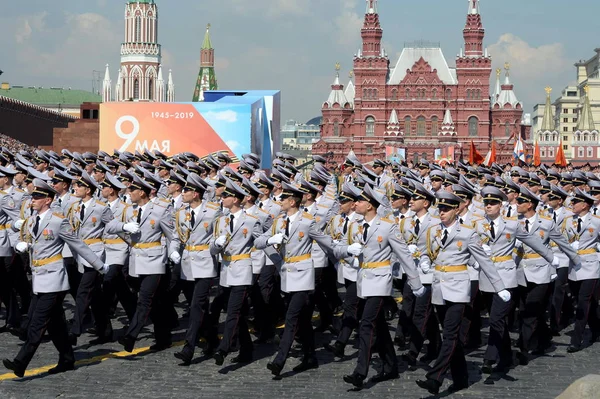 俄罗斯内务部莫斯科大学警校学员在红色广场为庆祝胜利日举行的阅兵式彩排 — 图库照片