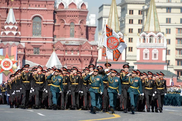 Gli scolari della scuola di Suvorov militare Di Mosca alla prova di vestito della parata su quadrato rosso in onore di Giorno di Vittoria — Foto Stock