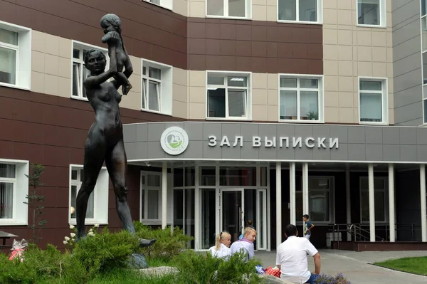 Сучасний перинатальний центр міста Барнаул. — стокове фото