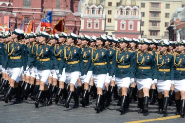 Moskova, Rusya - 7 Mayıs 2019: Askeri Üniversite ve Volsky Askeri Malzeme Güvenlik Enstitüsü 'nün kadın öğrencileri Zafer Günü onuruna Kızıl Meydan' daki geçit töreninin kostümlü provasında