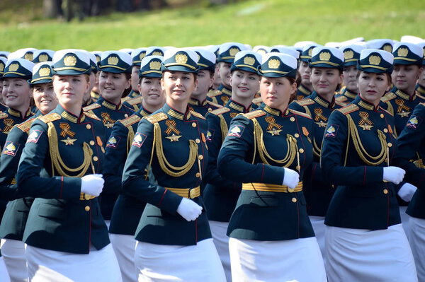  Кадетки Военного университета и Вольского военного института материальной безопасности на генеральной репетиции парада на Красной площади в честь Дня Победы
