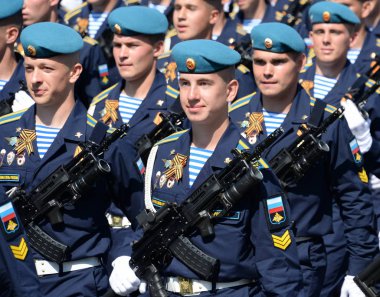  Ryazan Hava Kuvvetleri Komuta Okulu 'nun öğrencileri Margelov' un adını Zafer Günü onuruna Kızıl Meydan 'daki geçit töreninin kostümlü provasında verdiler.