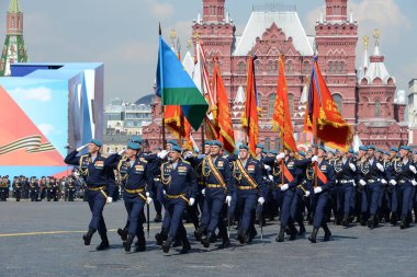  Ryazan Hava Kuvvetleri Komuta Okulu 'nun öğrencileri Margelov' un adını Zafer Günü onuruna Kızıl Meydan 'daki geçit töreninin kostümlü provasında verdiler.