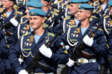  Ryazan Hava Kuvvetleri Komuta Okulu 'nun öğrencileri Margelov' un adını Zafer Günü onuruna Kızıl Meydan 'daki geçit töreninin kostümlü provasında verdiler.