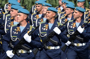  Ryazan Hava Kuvvetleri Komuta Okulu 'nun öğrencileri Margelov' un adını Zafer Günü onuruna Kızıl Meydan 'daki geçit töreninin kostümlü provasında verdiler.